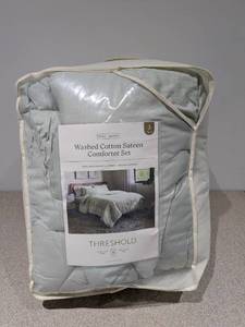 NEW THRESHOLD QUEEN 3PC. COMFORTER SET