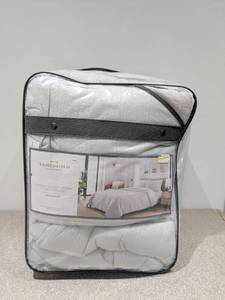 NEW THRESHOLD KING SIMPLE WOVEN COMFORTER