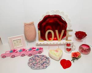 lot 14 image: Valentines Day Decor