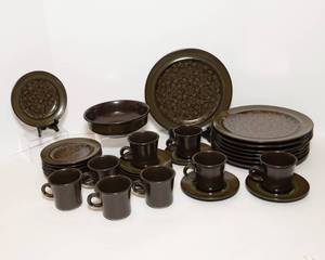lot 33 image: Vintage 1970s Franciscan Earthenware Madeira Stoneware Set with Quilted Dish Storage Containers