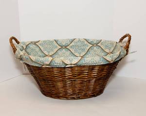 lot 40 image: Wicker Laundry Basket