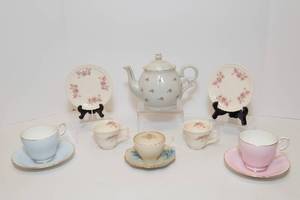 lot 58 image: Tea Pot and 5 Cups and Saucers