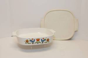 lot 67 image: Vintage Corning Ware Country Festival Baking Dish