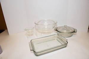 lot 88 image: Vintage Pyrex Measuring Cup and Glass CookwareBakeware