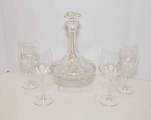 lot 109 image: Four Wine Glasses and Decanter