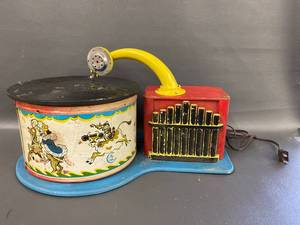 lot 4T image: Vintage Tin Litho Phonograph Player