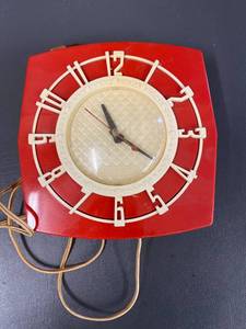 lot 5T image: Vintage Spartus Mid-Century Electric Wall Clock Red