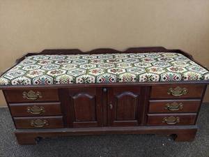 lot 50H image: Lane Altavista Vintage Cedar Chest with Cushion