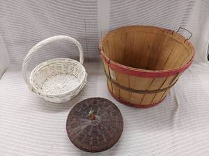 lot 65H image: Vintage Woven Basket Lot Rustic Bushel and Wicker Round Baskets
