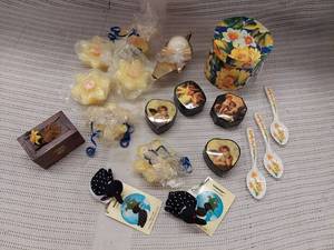 lot 67H image: Vintage Decorative Gift Set Tins, Spoons, Accessories