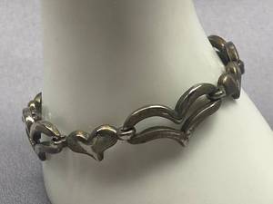 lot 7B image: Vintage Sterling Silver Heart Motif Bracelet Elegant Design