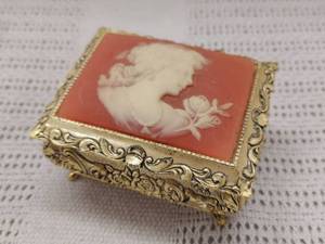 lot 23DA image: Victorian Style Vintage Gold-Tone Cameo Music Box