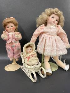 lot 11D image: Charming Set of Three Vintage Porcelain Dolls