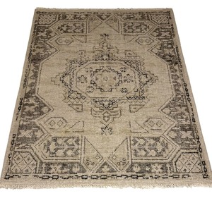 lot 86 image: Elegant Area Rug