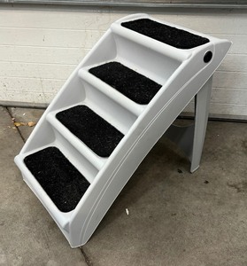 lot 161 image: Pet Safe Cozy Up Folding Stairs