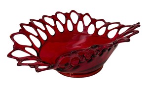 lot 172 image: Vintage Westmoreland Ruby Red Doric Lattice Bowl