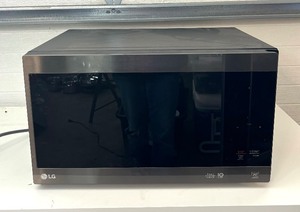 lot 183 image: LG Microwave Model LMC1575BD