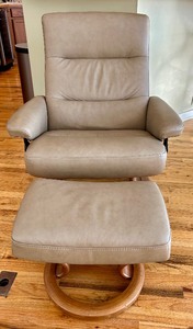 lot 4 image: Ekornes Stressless Leather Chair and Ottoman