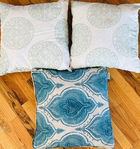 lot 325 image: Variety of 3 Decorative Throw Pillows