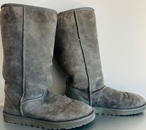 lot 338 image: Womens Size 9 Grey Uggs