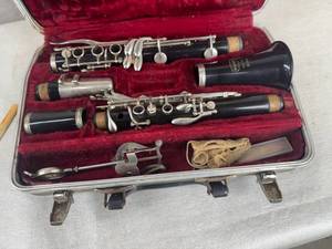 lot 21 image: Bundy Clarinet w Hard Case