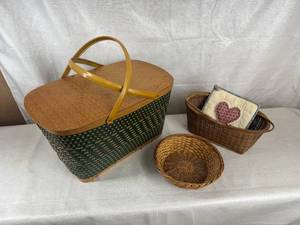 lot 25 image: Wicker Basket Set and Pot Holder