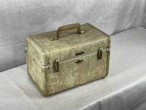 lot 38 image: Samsonite Luggage