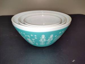 lot 4 image: PYREX Vintage Charm Mixing Bowl Set