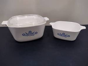 lot 103 image: Vintage CORNINGWARE Blue Cornflower Oven Dishes