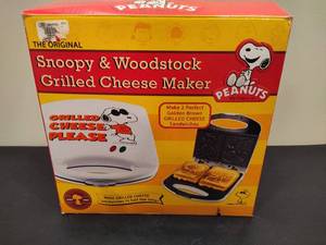 lot 30 image: Snoopy & Woodstock Grilled Cheese Maker
