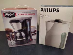 lot 29 image: PARINI Coffee Maker & PHILIPS Cordless Kettle