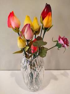 lot 14 image: Glass Rose Bouquet