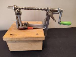 lot 90 image: Pampered Chef Apple Peeler