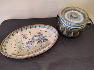lot 101 image: Mexican PotteryServing Pieces