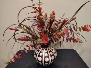 lot 62 image: Large MCM Floral Display wVase