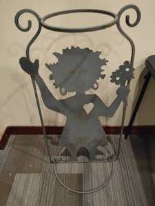 lot 121 image: Tall Metal Plant Stand