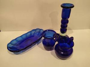 lot 124 image: Cobalt Blue Accessory Pieces