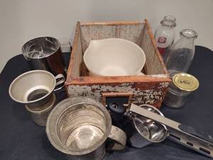 lot 118 image: Wood Box of Vintage Goodies