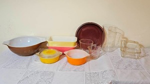 lot 156 image: Retro Pyrex Group