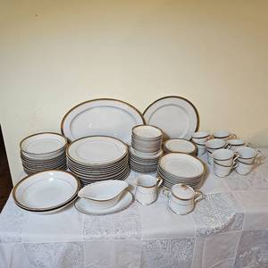 lot 131 image: Yamaka Empire Pattern China Set