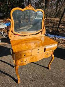 lot 6 image: Stunning Antique Birdseye Maple French Vanity