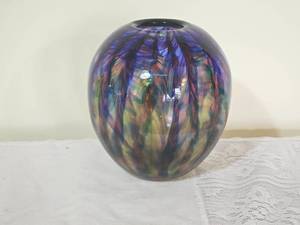 lot 15 image: Beautiful Glass Blown Vase