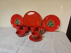 lot 89 image: Waechtersbach Christmas Dishes
