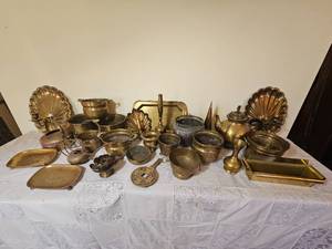 lot 90 image: Brass Staging Pieces & Dcor