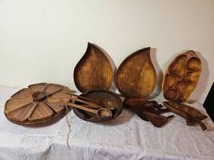 lot 94 image: Collection of Primitive Wooden Serving Bowls