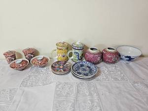 lot 137 image: Collection of Chinese & Japanese Porcelain
