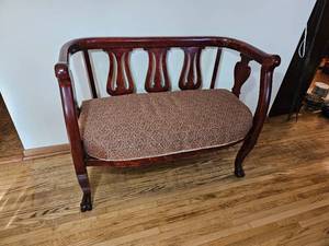 lot 18 image: Vintage Bent Back Victorian Settee