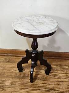 lot 124 image: Victorian Marble Top Parlor Table