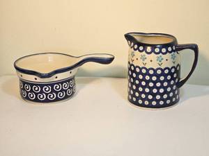 lot 86 image: Boleslawiec Polish Pottery Gravy Boat & Pitcher