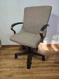lot 220 image: Contemporary Office Swivel Chair A